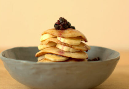 piatto con pancakes vegan tropicali impilati e banane