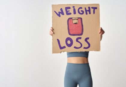 ragazza con cartello sulla perdita di peso