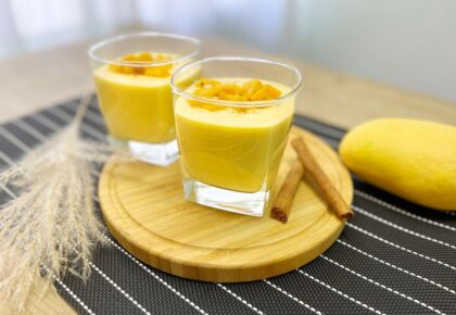 Due bicchieri con frullato di mango